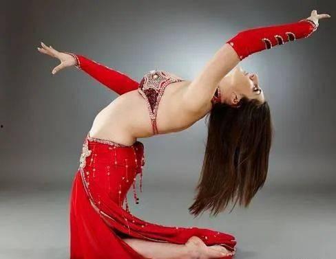 肚皮舞女郎 纯色背景,激情与韵律的完美演绎